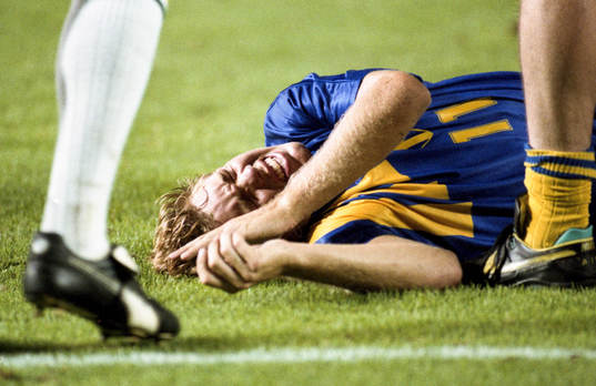 Tomas Brolin, Sverige, Sverige skadar sig och får vård.