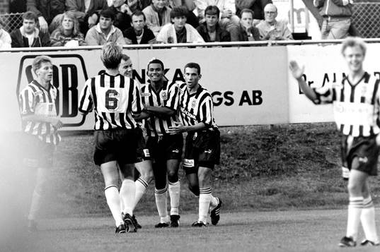  Issa Manglind, Landskrona jublar efter mål.