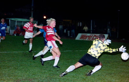  Ulf Ottosson, Degerfors fri med spårvägens målvakt Stefan Asp.