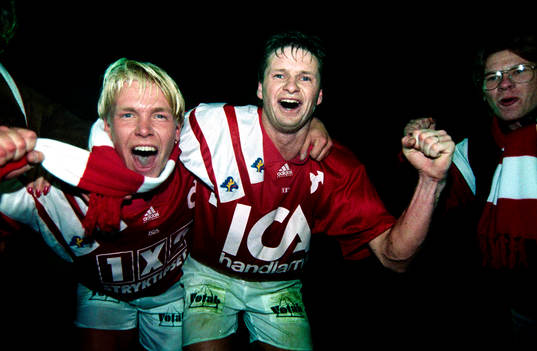  Målskyttarna Ulf Ottosson och Ola Svensson, Degerfors jublar efter matchen.