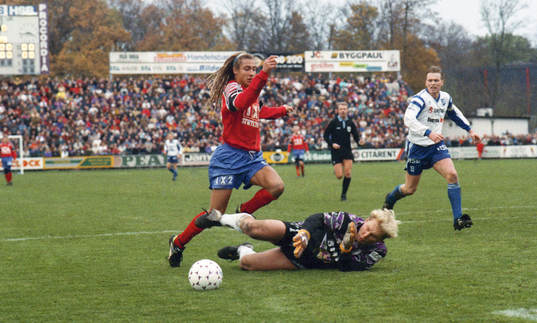  Henrik Henke Larsson, Helsingborg hoppar över Jan Ekholm, målvakt,  Sundsvall
