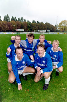  Trelleborgs målskyttar jublar efter matchen. Bakre raden fr. v Lars Blixt, Peter Hillgren, Fredrik Sandell och Mats Lilienberg. Främre raden fr. v  Mikael Rasmusson och Leif Engqvist.
