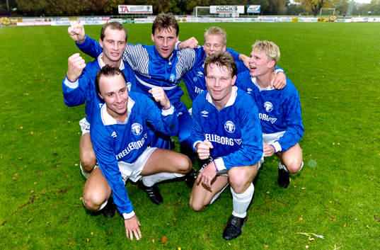  Trelleborgs målskyttar jublar efter matchen. Bakre raden fr. v Lars Blixt, Peter Hillgren, Fredrik Sandell och Mats Lilienberg. Främre raden fr. v  Mikael Rasmusson och Leif Engqvist.