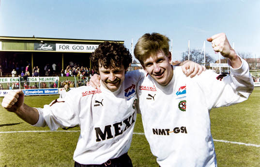  Örebros Miroslaw Kubisztal och och målskytten Mikael Fahlén jublar efter matchen.