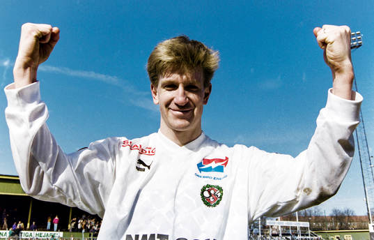  Örebros målskytt Mikael Fahlén jublar efter matchen.