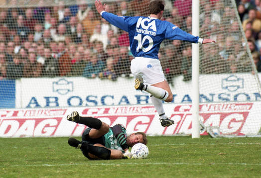 Sven Andersson, målvakt, Helsingborg lägger händerna på