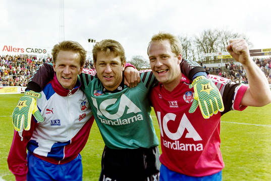  Mikael Ragvald, Sven Andersson, målvakt och Mats Magnusson jublar efter matchen.