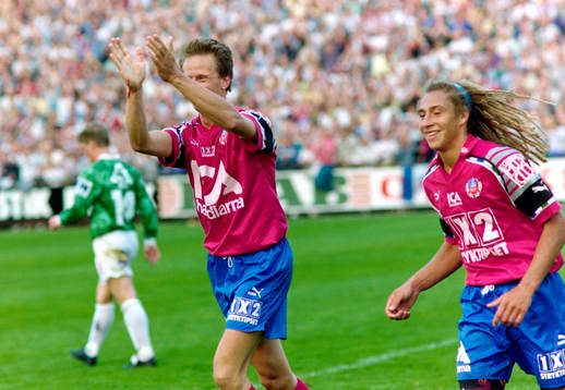  Mikael Ragvald och Henrik Larsson, Helsingborg jublar efter mål.