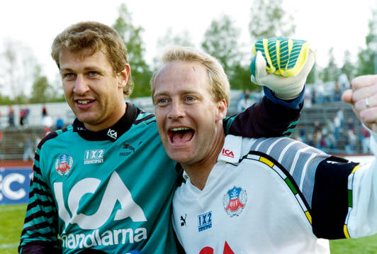  Sven Andersson, målvakt och Mats Magnusson, Helsingborg jublar efter segern.