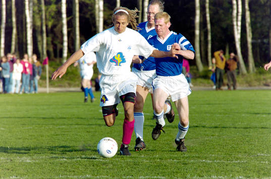 Henrik Larsson med Jan Boklöv och Staffan Ling i ryggen