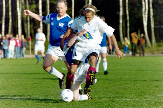 Henrik Larsson med Jan Boklöv och Staffan Ling i ryggen