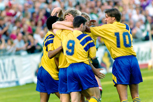  Rasmus Svensson, Sverige kramas om efter sitt mål av Niklas Gudmundsson och Jonny Rödlund.