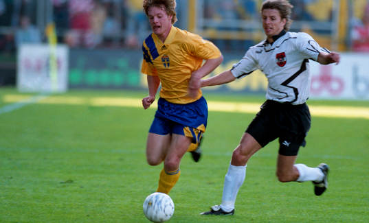 Stefan Schwarz med bollen