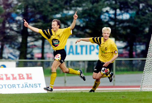  Miguel Toré och Percy Olsson, Hässleholm jublar efter mål.