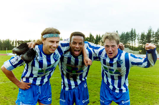  Uddevallas målskyttar Johnny Schöön, Ayo Oyedeji och Henrik Johansson jublar efter segern.