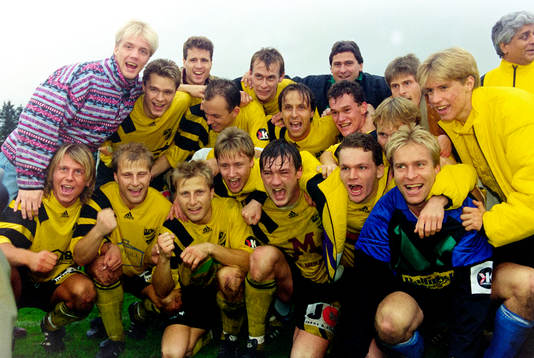  Jubel i Hässleholm efter segern och andraplats i serien. Bakre raden fr. v Percy Olsson, Per Nilsson, Michael Nicolin, Miguel Toré, Peter Olsson, Christian Öhrn, Magnus Eek, Martin Rokicki, Anders Karlsson, Henrik Harletun, Ken Linde, och Debkumar Sarkar. Främre raden Johan Hoff, Håkan Andersson, Christer Andersson, Stefan Jansson, Patrik Lennartsson, Fredrik Persson och Benny Johansson, målvakt.