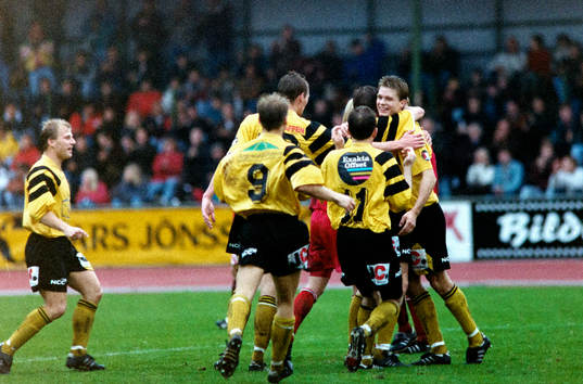 Per Nilsson, Hässleholm gratuleras av lagkamraterna