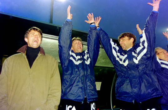  Thomas Wernerson, klubbdirektör, Roger Gustafsson, tränare och Ruben Svenson, assisterande tränare jublar efter slutsignalen.