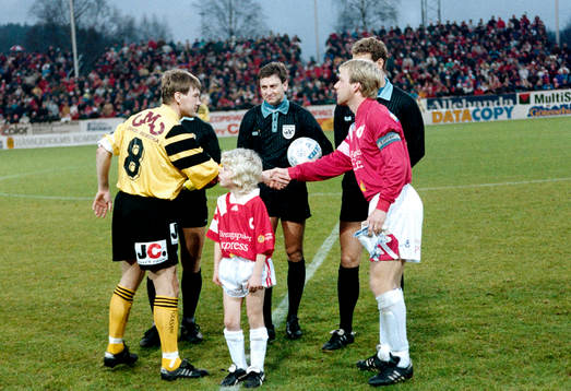  Patrik Lennartsson, Hässleholm hälsar på degerfors lagkapten. Domare Leif Sundell.