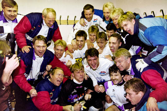  Örebro och tränare Sven Dahlkvist jublar efter matchen. 0-0 räckte till fortsatt spel i allsvenskan efter 2-2 på bortaplan. 
