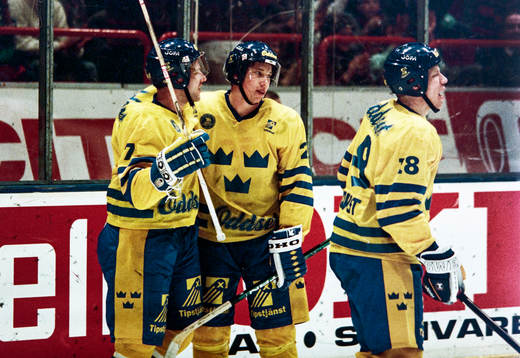  Leif Rohlin, Peter Forsberg och Jonas Bergqvist jublar efter mål.