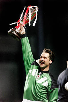  Arsenals målvakt David Seaman jublar med pokalen.