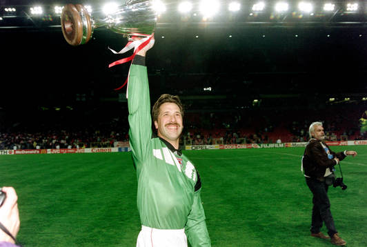  Arsenals målvakt David Seaman jublar med pokalen.