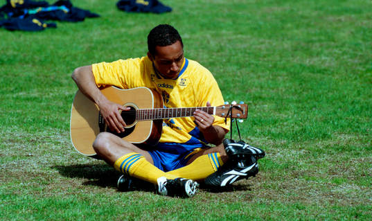 Martin Dahlin kopplar av med sin gitarr.