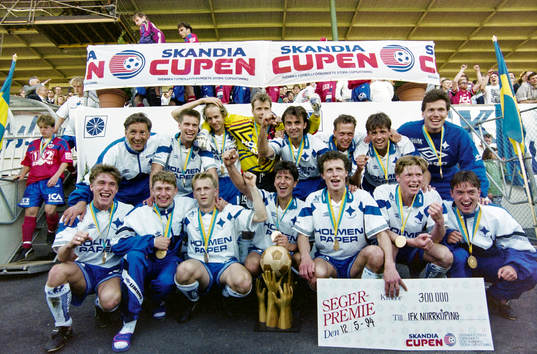  Jubel i Norrköping efter segern. Bakre raden fr. v: Sören Cratz, tränare, Jan jansson, Niclas Kindvall, Lars Eriksson, målvakt, Slobodan Marovic, Tony Martinsson, Göran Holter och Jonas Jerléus. Främre raden fr. v Patrik Sandström, Mikael Hansson, Nicola Jokisic, Sulo Vaattovaara, Jonas Lind, Göran Bergort och Mikael Blomberg.
