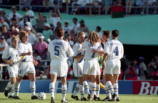 Tomas Brolin, Stefan Schwarz, Roger Ljung, Jonas Thern, Henrik Larsson, Patrik Andersson, Joachim Björklund, Sverige. Jubel.