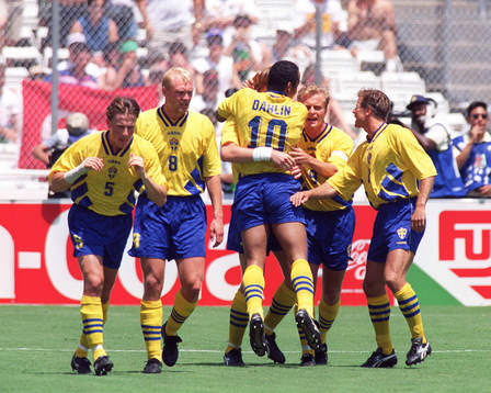  Roger Ljung, Klas Ingesson, Martin Dahlin, Jonas Thern och Roland Nilsson, jubel.