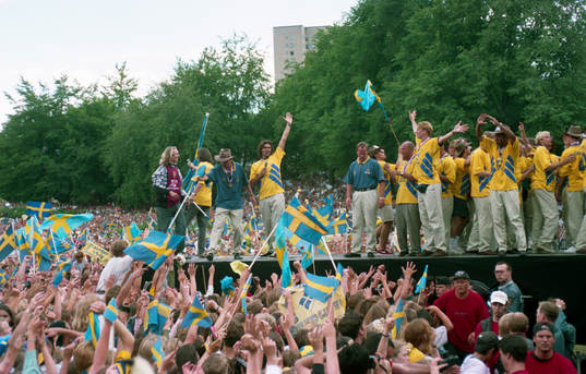  Spelarna dansar och sjunger på scenen.