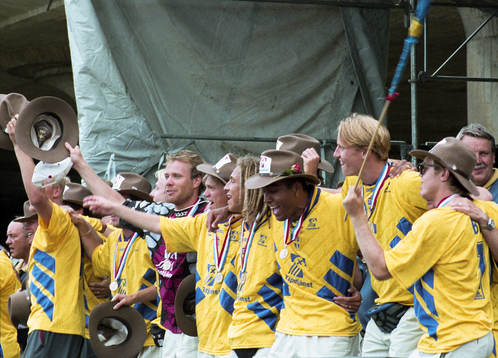  De svenska spelarna sjunger och dansar på scenen.