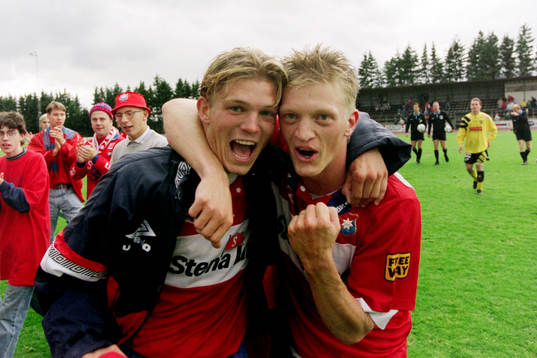  Örgrytes målskyttar Marcus Allbäck och Morgan Nilsson jublar efter segern.