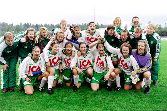  Hammarbys segrande lag. Bakre raden fr. v Paul Balsom, ass. tränare, Ann Rundqvist, lagledare, Malin Bergquist, Elisabeth Hallberg, Kristin Bengtsson, Lilie Persson, Karin Thorildsson, Pia Sundhage, Teija Tolvanen, Annelie Norén, Björn Dahlqvist, materialförvaltare, Malin Allberg och Anna Mörnborg, målvaktstränare. Främre raden fr. v Soile Ojala, Alexandra Andersson, Petra Janeld, Amanda Cromwell, Karen Farley, Anneli Olsson och Karin Brandell, målvakt.