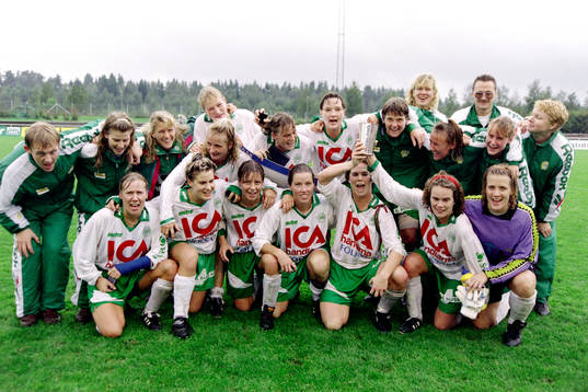  Hammarbys segrande lag. Bakre raden fr. v Paul Balsom, ass. tränare, Ann Rundqvist, lagledare, Malin Bergquist, Elisabeth Hallberg, Kristin Bengtsson, Lilie Persson, Karin Thorildsson, Pia Sundhage, Teija Tolvanen, Annelie Norén, Björn Dahlqvist, materialförvaltare, Malin Allberg och Anna Mörnborg, målvaktstränare. Främre raden fr. v Soile Ojala, Alexandra Andersson, Petra Janeld, Amanda Cromwell, Karen Farley, Anneli Olsson och Karin Brandell, målvakt.