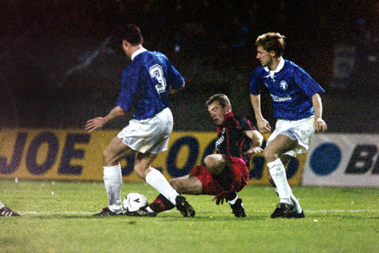  Alan Shearer, Blackburn stoppas av Christian Karlsson.