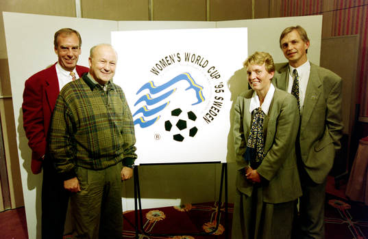  Fr. v Bengt Simonsson, förbundskapten, Lars-Åke Lagrell, ordförande i Svenska Fotbollsförbundet, Susanne Erlandsson och Lars Richt.