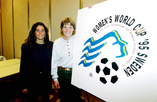  Julie Foudy, USA och Pia Sundhage, Sverige.