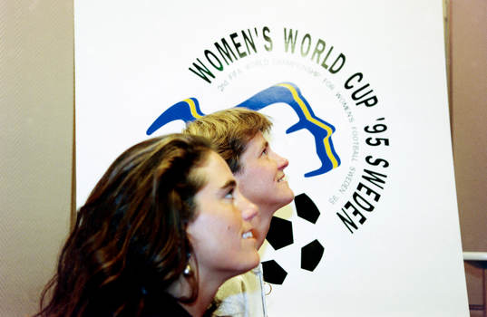  Julie Foudy, USA och Pia Sundhage, Sverige.
