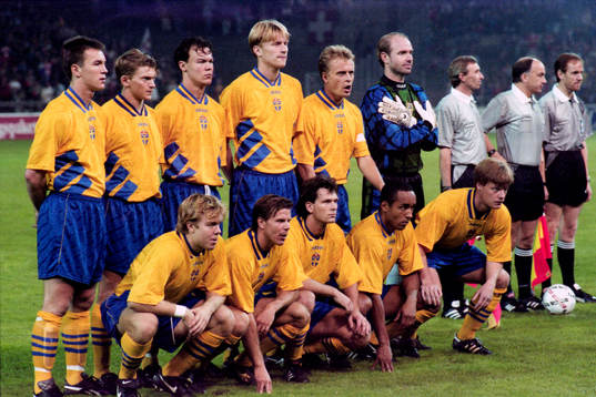  Sveriges startelva bakre raden fr. v Patrik Andersson, Jesper Blomqvist, Joachim Björklund, Kennet Andersson, Jonas Thern och Thomas Ravelli. Främre raden fr. v Tomas Brolin, Roland Nilsson, Pontus Kåmark, Martin Dahlin och Stefan Schwarz.