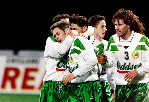  Leif Strandh, Hammarby kramas om efter sitt mål. Till höger Hans Eskilsson.
