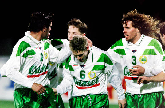   Leif Strandh, Hammarby kramas om efter sitt mål. Till höger Hans Eskilsson.