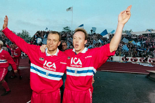  Göteborgs målskyttar Mikael Martinsson och Stefan Lindqvist jublar efter matchen,