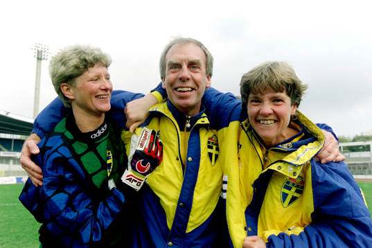  Elisabeth Leidinge, målvakt, Bengt Simonsson, förbundskapten och Pia Sundhage, Sverige jublar efter segern.