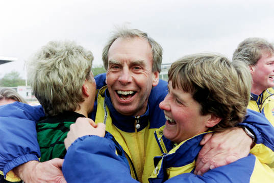  Bengt Simonsson, förbundskapten, Sverige kramas om av Elisabeth Leidinge och Pia Sundhage efter segern.