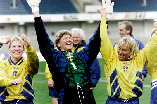  Kristin Bengtsson, Elisabeth Leidinge, målvakt i Sverige och Sofia Johansson jublar efter segern.