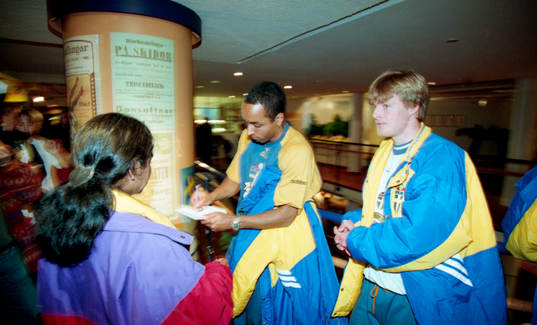 Martin Dahlin och Stefan Schwarz skriver autografer