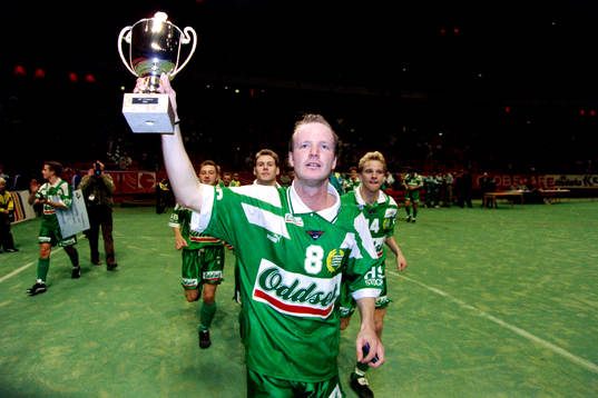  Johan Hammarström, Hammarby jublar med pokalen tillsammans med sina lagkamrater. 