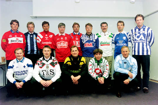  Tränarna i allsvenskan. Bakre raden fr. v: Karl-Gunnar Björklund, Örgryte, Anders Grönhagen, Djurgården, Sören Cratz, Degerfors, Kurt-Arne Bergstrnd, Öster, Reine Almqvist, Helsingborg, Mats Jingblad, Halmstad, Tommy Davidsson, Hammarby, Tom Prahl, Trelleborg och Roger Gustafsson, Göteborg. Främre raden fr. v: Kent Karlsson, Norrköping, Sven Dahlqvist, Örebro, Erik Hamrén, AIK, Glenn Holm, Västra Frölunda och Rolf Zetterlund, Malmö.